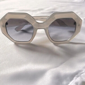 SUNGLASSES NWOT Light Grey Hexagon Frame Light Lens